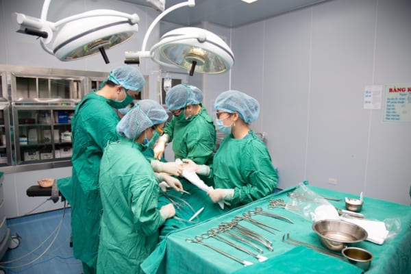 Khoa Sản 1, Bệnh viện đa khoa Quốc tế Hải Phòng vừa thực hiện mổ đẻ lấy thai, vừa bóc khối u xơ tử cung lớn cho bệnh nhân