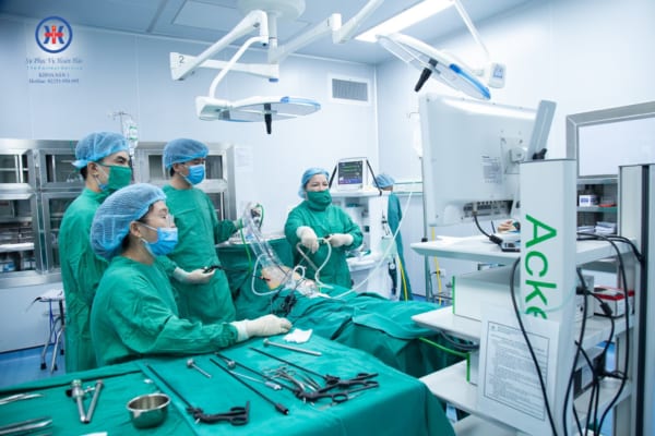 Phẫu thuật nội soi thành công u nang buồng trứng khổng lồ