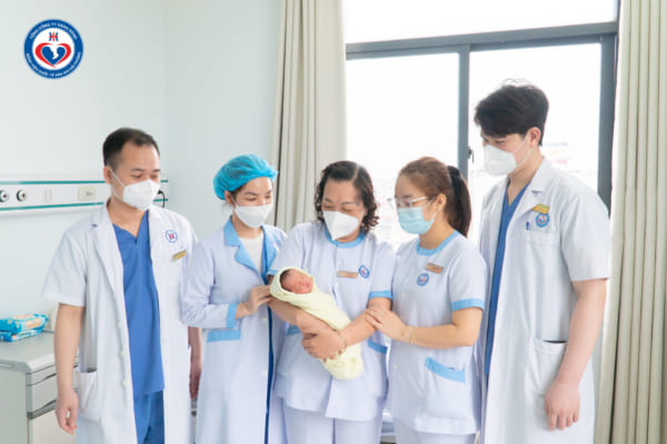 Cấp cứu kịp thời thai phụ 33 tuần bị rau bong non mẹ tròn con vuông