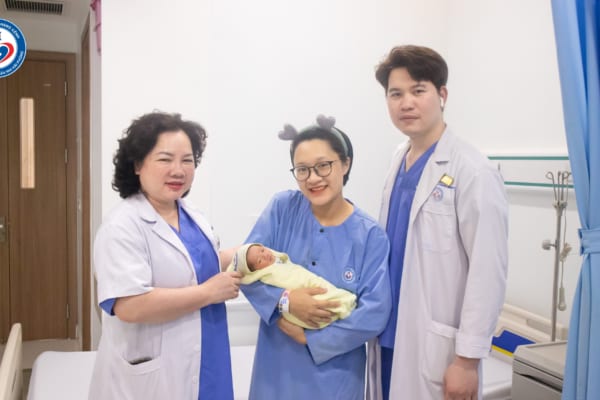 Cứu sống sản phụ rau bong non thể nặng và thai nhi hơn 37 tuần tuổi “mẹ tròn con vuông”