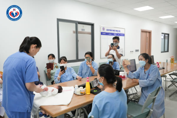 Tổ chức lớp học hậu sản miễn phí với chủ đề “Chăm sóc mẹ và bé sau sinh – Những điều cơ bản cần biết”