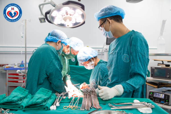 Phẫu thuật loại bỏ thành công khối u xơ tử cung nặng 1kg cho bệnh nhân