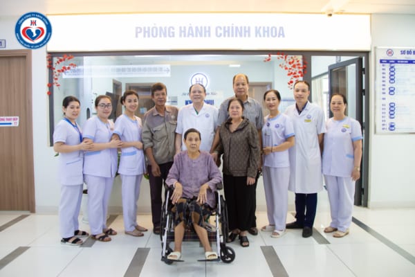 Phẫu thuật xử lý khối u nang buồng trứng bán xoắn cho bệnh nhân 90 tuổi