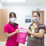 Bệnh viện quốc tế Sản Nhi Hải Phòng kết hợp cùng nhà tài trợ concung tặng quà cho các mẹ bầu nhân ngày 20 tháng 10