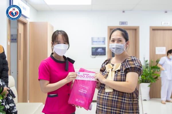 Bệnh viện quốc tế Sản Nhi Hải Phòng kết hợp cùng nhà tài trợ concung tặng quà cho các mẹ bầu nhân ngày 20 tháng 10