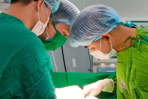 Phẫu thuật cấp cứu cho bệnh nhi 11 tuổi bị áp xe ổ bụng do thủng túi thừa manh tràng tại Bệnh viện Quốc tế Sản Nhi Hải Phòng