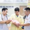 Cứu sống trẻ sơ sinh bị tắc ruột phân su nhờ sự phối hợp “thần tốc” giữa hai bệnh viện trong Hệ thống bệnh viện quốc tế – Tổng Công ty Hàng Kênh