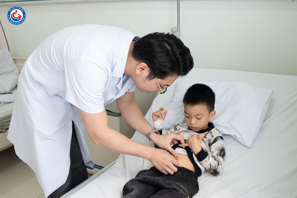 Bác sĩ thăm khám cho bệnh nhi