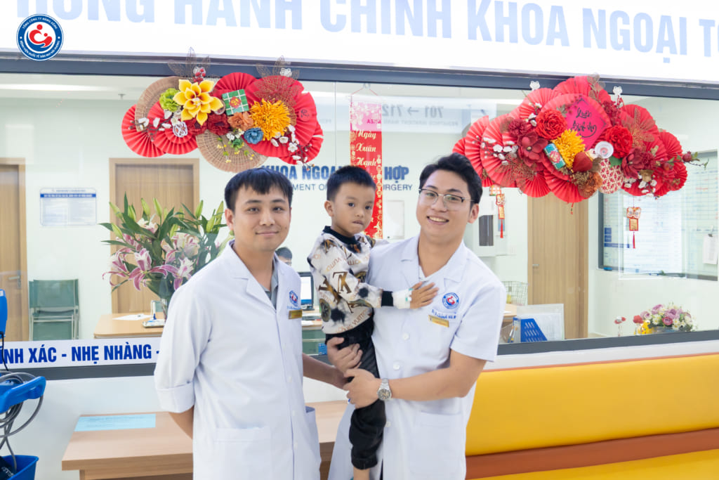 Bệnh nhi ra viện trong sự vui mừng của ekip bác sĩ
