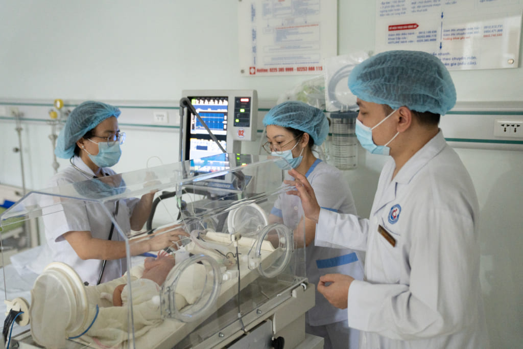 Ekip Hồi sức tích cực nhi chăm sóc bệnh nhi