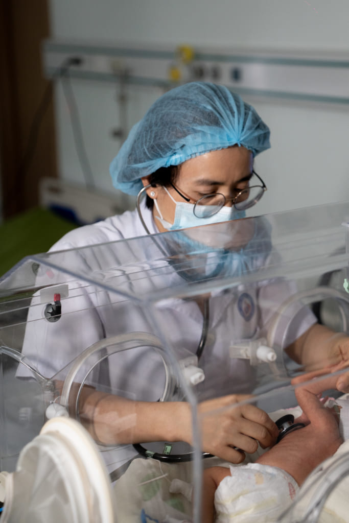 BS. Thuần thăm khám cho bệnh nhi trong lồng ấp